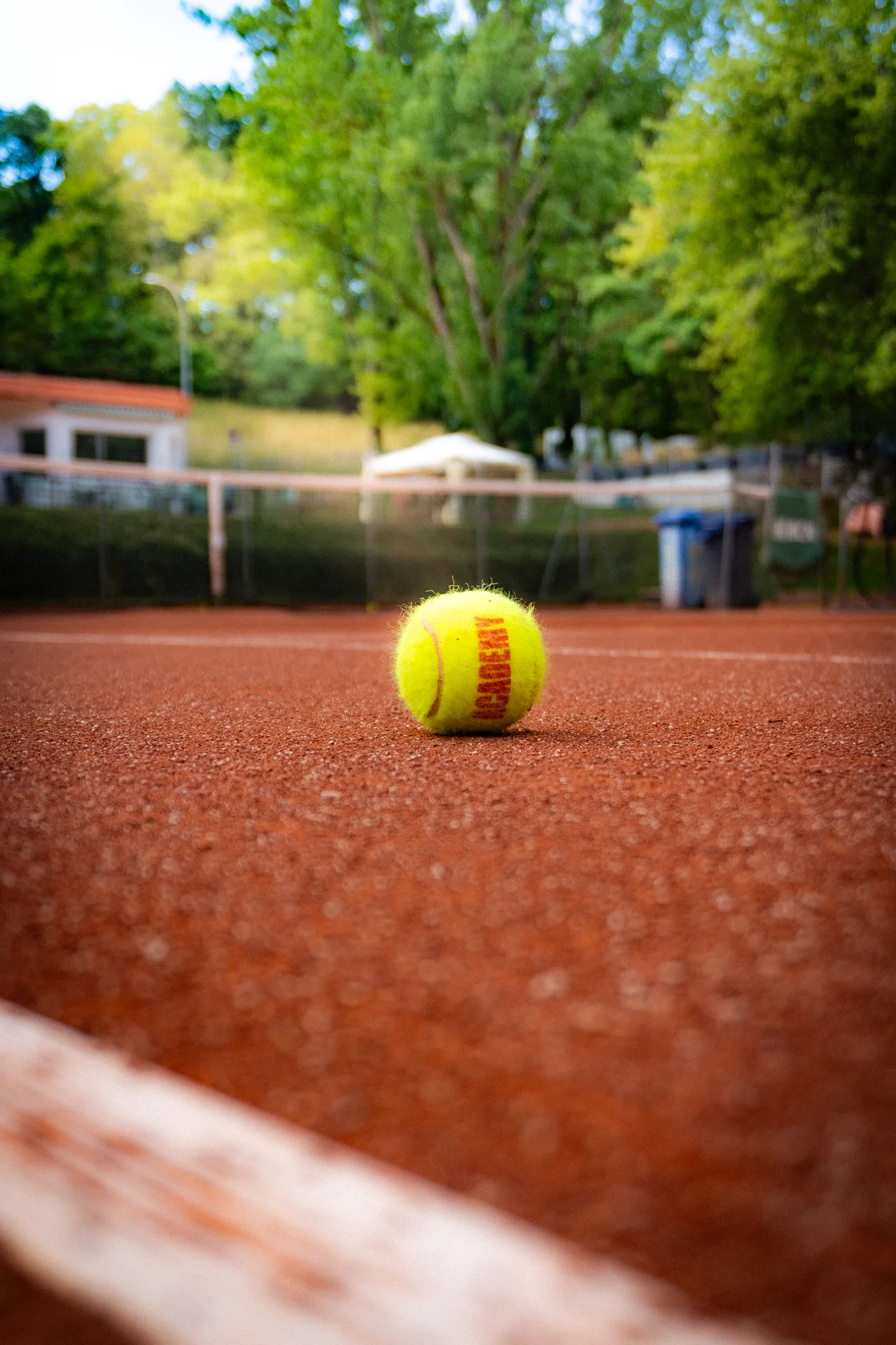 Une balle au bord de la ligne du court