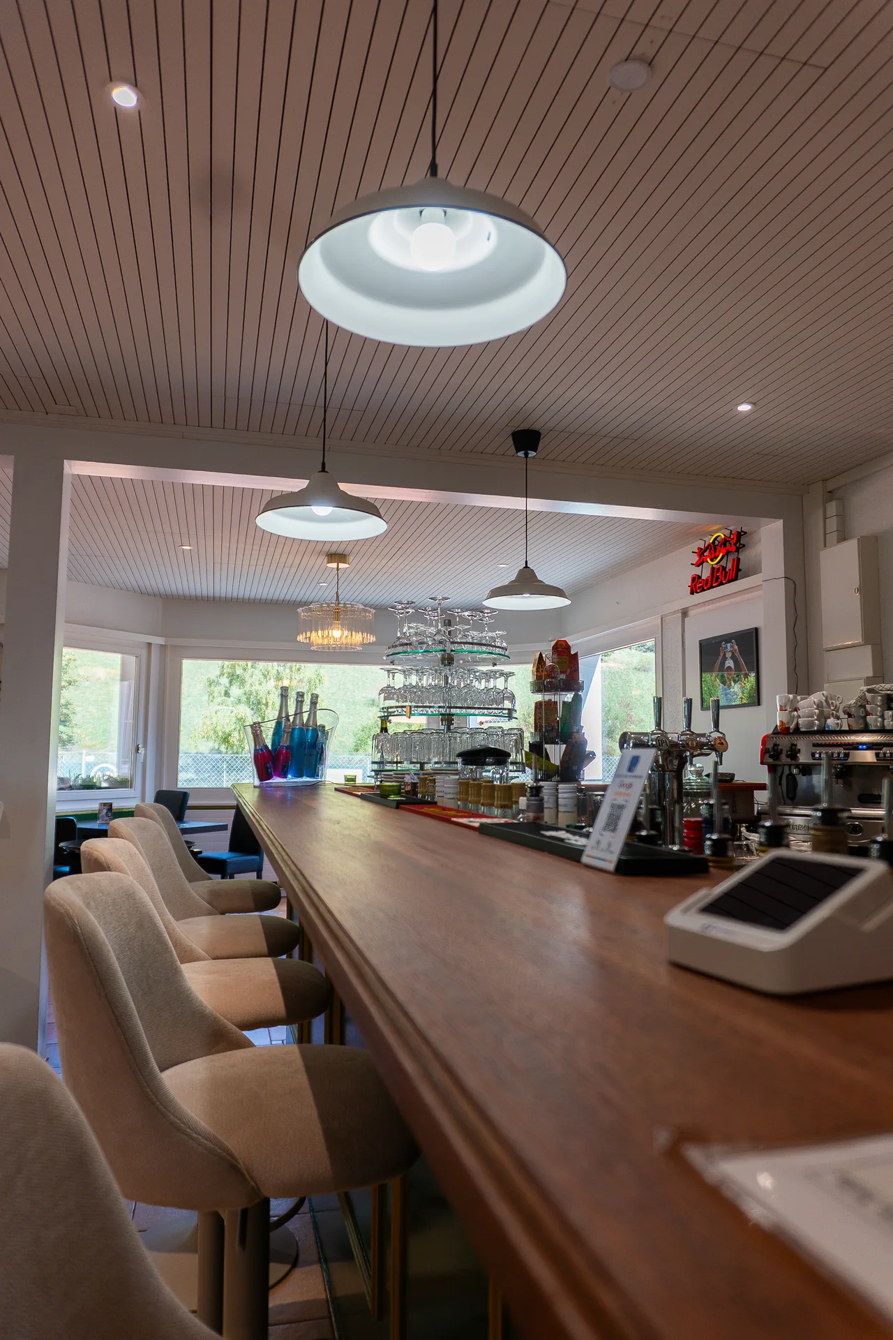 Le comptoir et les luminaires du bar