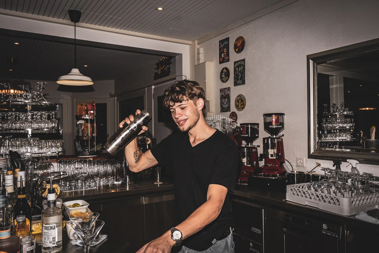 Un cocktail préparé au shaker au bar