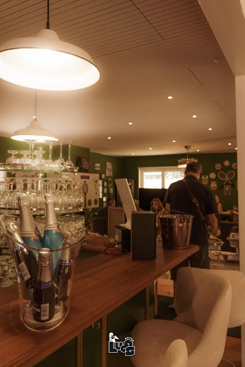 Le bar, un dimanche midi