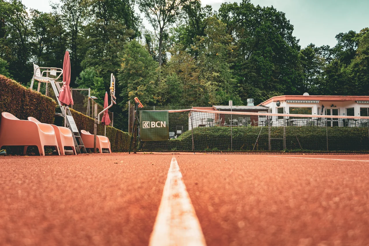 Une ligne du court avec le Club House en arrière-plan