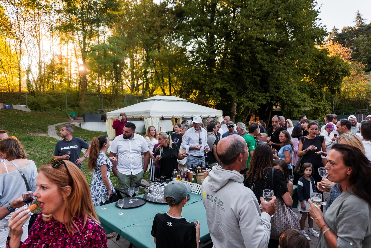 Un moment de convivialité à l’extérieur du Club House