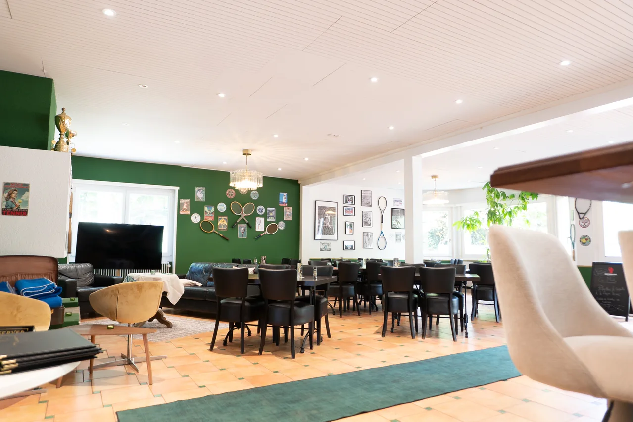 La salle du restaurant, ses tables et son salon