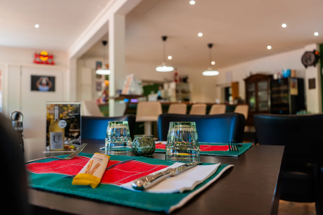 Une table dressée dans la salle du Club House