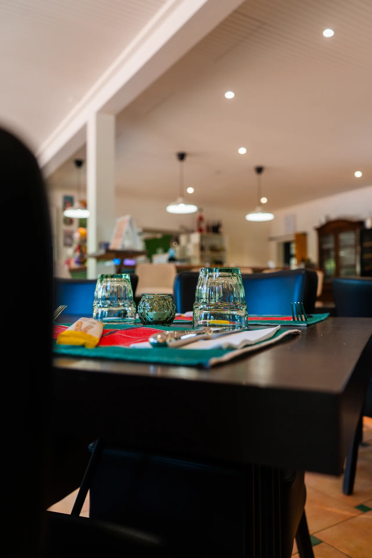 La table du restaurant en format vertical