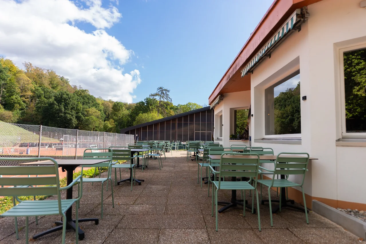 Les tables de la terrasse au bord des courts
