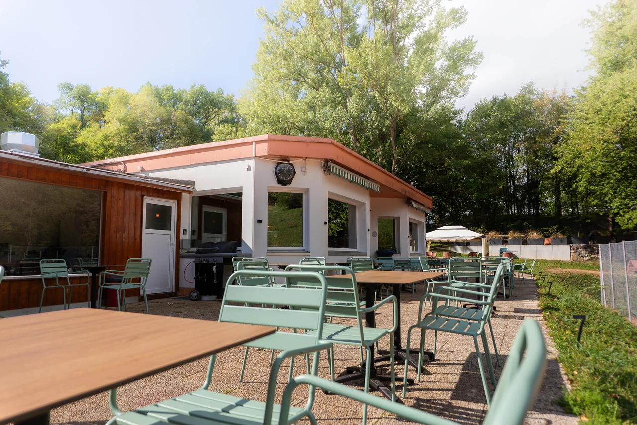 La terrasse devant le Club House